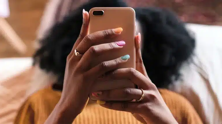 אישה בטלפון